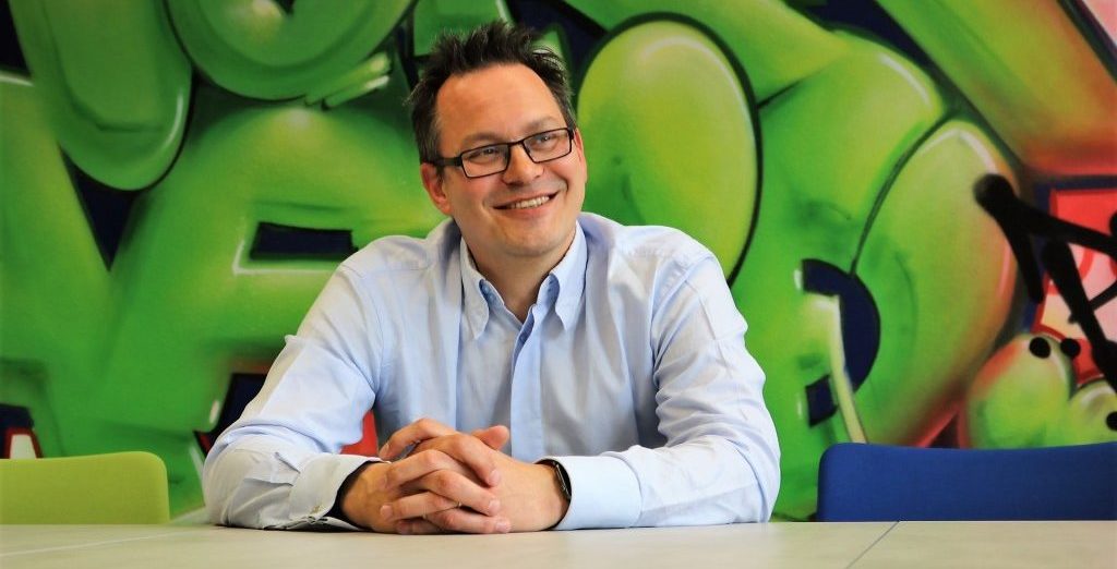 Lars-Thorsten Sudmann ist Geschäftsführer der bloola GmbH & Co. KG. „Bloola“ ist auch der Name der Allround-Software, die innerhalb von Unternehmen die „organisierte Zusammenarbeit“ von allen Beschäftigten ermöglicht.